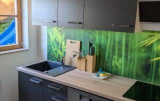 Dunkle Küche mit grünem Spritzschutz